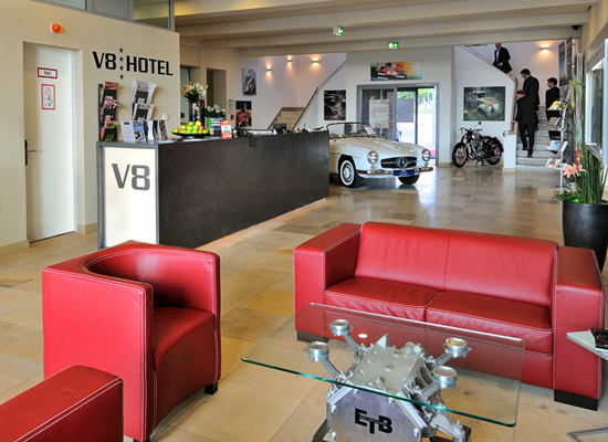 V8汽车主题酒店空间设计